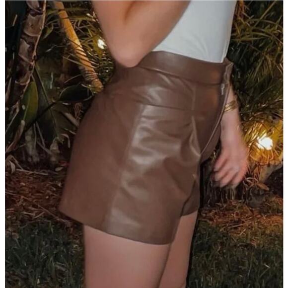 Zara blogger favorite faux Leather shorts - Picture 5 of 13